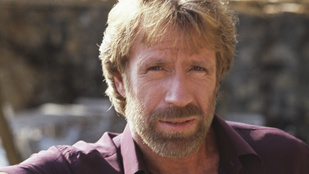 Lassan kikopnak a közmondások, még jó, hogy Chuck Norris kirobbanó formában van