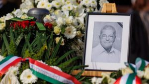 Végső búcsút vettek a színészlegendától, eltemették Mécs Károlyt, a Nemzet Művészét