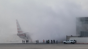 Kigyulladt egy Boeing a denveri repülőtéren, több utas megsérült