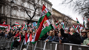 Tiszások március 15-én: Az adócsökkentés kamu, az ÁFA visszatérítés semmi, Orbán retteg