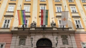 Kitilthatják a középületekről a szivárványos zászlókat