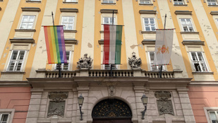Kitilthatják a középületekről a szivárványos zászlókat