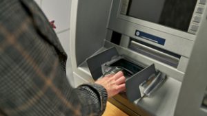 Döntött a kormány: minden magyar településen kötelező lesz a bankautomata