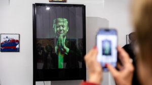 Maga Donald Trump nyitotta meg a Képíró utcában az év képzőművészeti eseményét