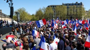 Utcára vonultak Le Pen szimpatizánsai, és megindultak Párizs központja felé