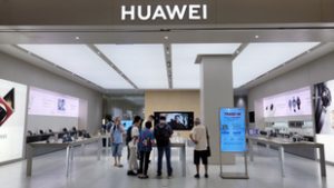 A korrupciós botránya miatt kirúgásokba kezdett a Huawei