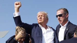 Trump száműzte Obama portréját, hogy saját véres, felemelt öklű képmását akasszák a helyére