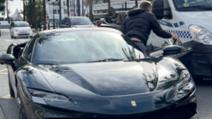 Tiborcz Istvánt egy 250 millió forintos Ferrarival fotózták le