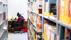 Alig hitt a szemének, amikor fenyegető üzenetet talált az asztalán