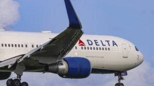 Lángba borult a Delta Air Lines utasszállítója, csúszdán menekítették az utasokat