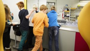 Spanyolország kitiltja az ultrafeldolgozott élelmiszereket és energiaitalokat az iskolákból