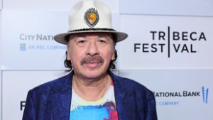 Percekkel a koncertje előtt lett rosszul Carlos Santana, mentővel szállították kórházba