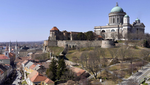 Lezuhant egy gyerek az esztergomi várfalról