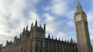 Ürülékkel bekent sértő levelekkel fenyegette a brit parlament képviselőit egy férfi