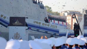 Észak-Korea vízre bocsátotta a valaha volt legnagyobb hadihajóját