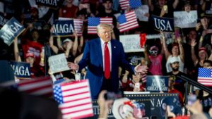 Rejtélyes jelek jelentek meg Trump gyűlésén, alkotmányellenes lépésben bízhatnak a hívei