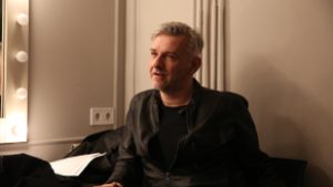 Görbe tükröt tart a mai társadalomnak Alföldi Róbert új darabja