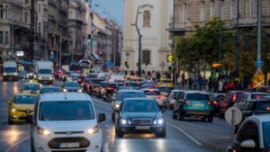 Jön a digitális jogosítvány, az idősebb sofőrökre nem, de a friss jogsisokra szigorú szabályozás vár