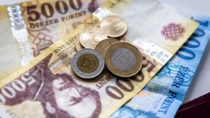 Közel volt a forint a 405-ös szinthez hétfő reggel