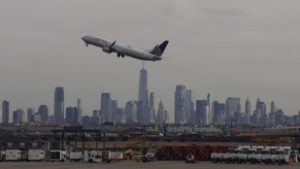 Káosz New Yorkban, napi több tucat járatát törölte egy amerikai légitársaság