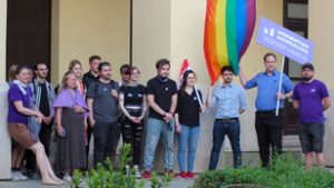 Kitépték a szivárványos zászlót a Momentum elnökének kezéből Debrecenben