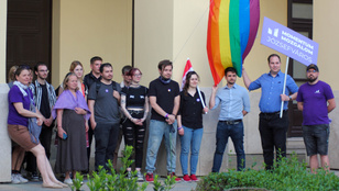 Kitépték a szivárványos zászlót a Momentum elnökének kezéből Debrecenben