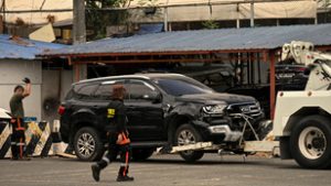 A manilai repülőtér termináljába hajtott egy autó, két ember meghalt
