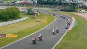 Videón a horrorbaleset, a versenypályán halt meg két motoros egy tömegkarambolban