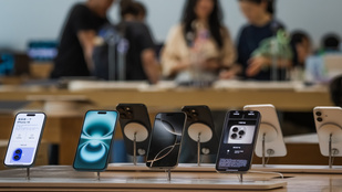 Feje tetejére áll az Apple, félévente jönnek majd az új iPhone-ok