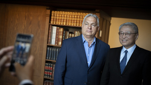 Különös vendéggel tárgyalt Orbán Viktor az ukrán háborúról a Karmelitában