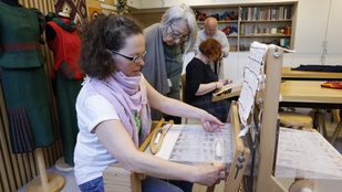 Karrierváltás, életközepi válság, de terápia is állhat a bútorfestés vagy a szőnyegszövés mögött