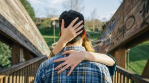 A csókolózással járványokhoz hasonlóan terjed a depresszió, ezek a veszélyei