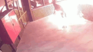 Megpróbálta felgyújtani az éttermet, végül magát is lángra lobbantotta a férfi