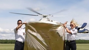 A magyar rendőrök eltüntettek egy helikoptert, egész Európában ezt a videót nézik