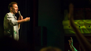 Pintér Béla visszavonul, miután házas nőkkel folytatott viszonyt