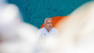 Fényképes igazolvány és meghosszabbított regisztráció Orbán Viktor előadása előtt