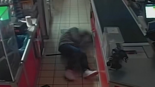 Betörés közben aludt el a budai fiatal, szatyorból csinált párnát magának a kasszák között