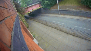 Leborotválta az emeletes busz tetejét a vasúti átjáró