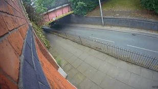 Leborotválta az emeletes busz tetejét a vasúti átjáró