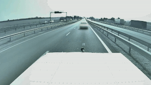 Több autós is nekiütközött a terelést jelző gépjárműnek a gyorsforgalmi utakon