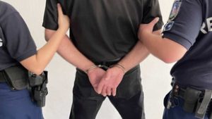 Levágta a nyomkövetőt, majd szökni próbált egy férfi, de elfogták a rendőrök