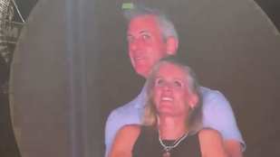 Coldplay-botrány: lemondott a HR-vezető, akit lebuktatott a csókkamera a koncerten