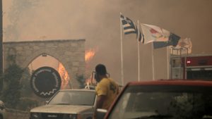 Bennégett két ember az autójában a ciprusi tűzvészben