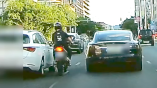 Óriásit esett a motoros, aki két autó között próbált átslisszanni a Váci úton