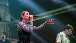 Szivárványos zászlóval és m.csk.s f.d.sz-szel szúrt oda a Margaret Island a Fidesznek Tusványoson