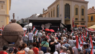 Sajtósnak mondta magát egy férfi, majd kesztyűt dobott Magyar Péter elé Székesfehérváron