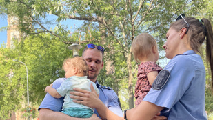 Ikerbabákkal egy lerobbant autóban ragadtak a rekkenő hőségben Kőbányán, a rendőrség segített a családon