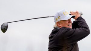 Vadonatúj, páncélozott járművet kapott Donald Trump, hogy kedvenc hobbijának tudjon hódolni
