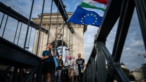 Összetört egy rendőrautó a tüntetésen, nem sokkal azután, hogy a demonstrálók „megidézték Szabó Bálint szellemét”