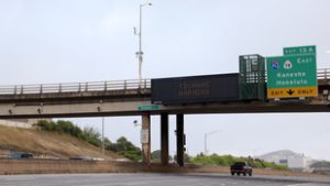 Hiába adtak ki cunamiriadót, egy férfi úgy döntött, szó szerint szembe megy az árral